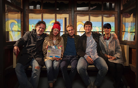 Philipp Fleischmann (Regie), Isabell Polak, Constantin von Jascheroff, Sebastian Schwarz, Lilly Engel (Regie) (v.l.n.r.) bei den Dreharbeiten zu "Als ich mal groß war" (2019); Quelle: Pandora Film, DFF, © Engel & Fleischmann Film