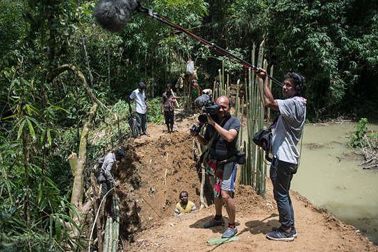 Shaheen Dill-Riaz, Masrur Rahman Masud (vorne v.l.) bei den Dreharbeiten zu "Bamboo Stories" (2018); Quelle: Sabcat Media, DFF, © Mayalok Filmproduktion, Munem Wasif