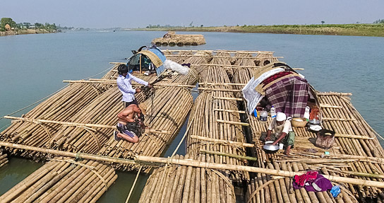 Shaheen Dill-Riaz (links knieend), Masrur Rahman Masud (links stehend) bei den Dreharbeiten zu "Bamboo Stories" (2018); Quelle: Sabcat Media, DFF, © Mayalok Filmproduktion