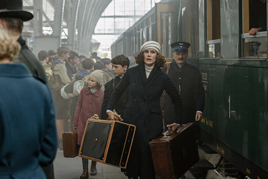 Riva Krymalowski (Mitte links), Marinus Hohmann (Mitte), Carla Juri (vorne) in "Als Hitler das rosa Kaninchen stahl" (2019); Quelle: Warner Bros. Pictures Germany, DFF, © Warner Bros. Ent., Sommerhaus Filmproduktion, Frédéric Batier