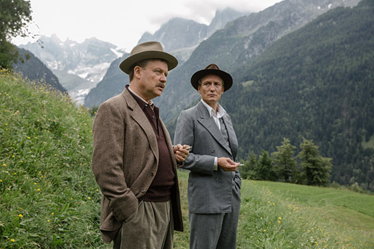 Justus von Dohnányi, Oliver Masucci (v.l.n.r.) in "Als Hitler das rosa Kaninchen stahl" (2019); Quelle: Warner Bros. Pictures Germany, DFF, © Warner Bros. Ent., Sommerhaus Filmproduktion, Frédéric Batier