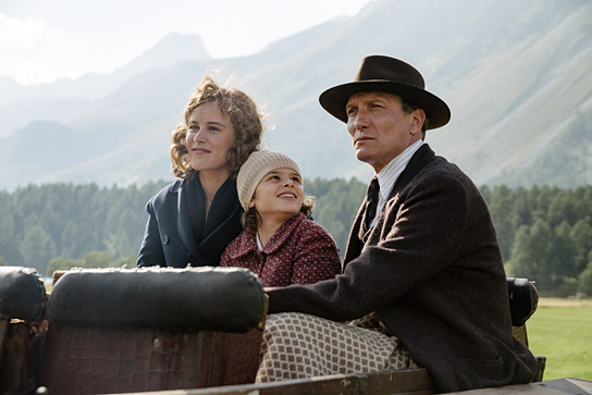 Carla Juri, Riva Krymalowski, Oliver Masucci (v.l.n.r.) in "Als Hitler das rosa Kaninchen stahl" (2019); Quelle: Warner Bros. Pictures Germany, DFF, © Warner Bros. Ent., Sommerhaus Filmproduktion, Frédéric Batier