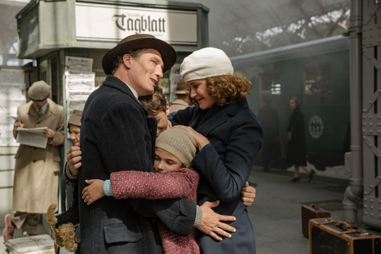 Oliver Masucci, Marinus Hohmann, Riva Krymalowski, Carla Juri (v.l.n.r.) in "Als Hitler das rosa Kaninchen stahl" (2019)