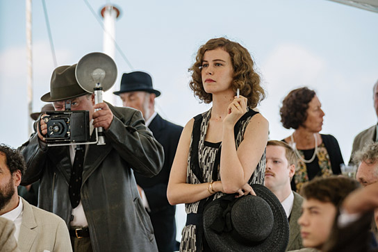 Carla Juri (vorne) in "Als Hitler das rosa Kaninchen stahl" (2019); Quelle: Warner Bros. Pictures Germany, DFF, © Warner Bros. Ent., Sommerhaus Filmproduktion, Frédéric Batier