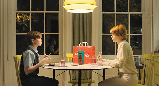 Kit Connor, Emily Beecham in "Little Joe - Glück ist ein Geschäft" (2019); 