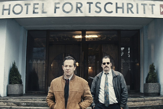 Trystan Pütter, Felix Kramer (v.l.n.r.) in "Freies Land" (2019)