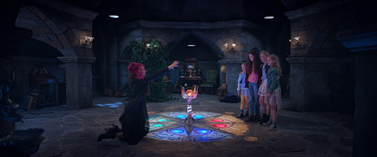 Katja Riemann, Leonore von Berg, Laila Padotzke, Hedda Erlebach, Lilith Julie Johna (v.l.n.r.) in "Vier zauberhafte Schwestern" (2019); Quelle: Walt Disney Studios Motion Pictures Germany, DFF, © 2019 Buena Vista International