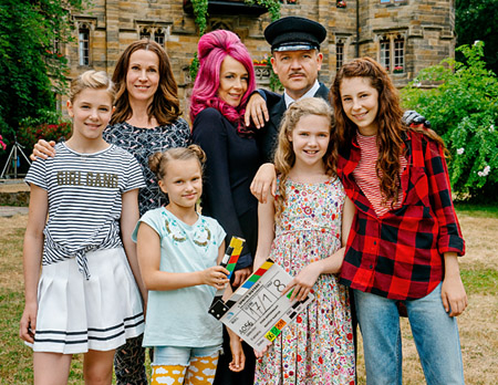 Hedda Erlebach, Doris Schretzmayer, Leonore von Berg, Katja Riemann, Justus von Dohnányi, Lilith Julie Johna, Laila Padotzke (v.l.n.r.) bei den Dreharbeiten zu "Vier zauberhafte Schwestern" (2019); Quelle: Walt Disney Studios Motion Pictures Germany, DFF, © 2019 Buena Vista International, Blue Eyes Fiction, Foto: Marco Nagel