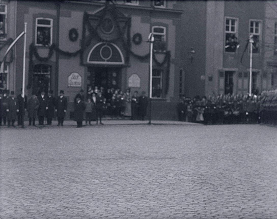 Screenshot aus "Einzug der Unteroffiziersschule in Wetzlar 1914" (1914)
