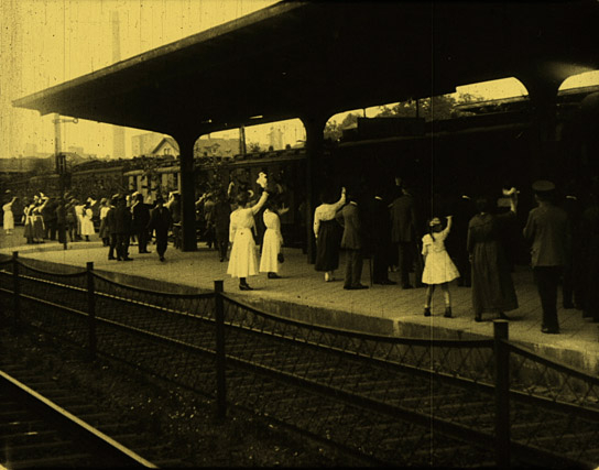 Screenshot aus "Unsere heimkehrenden Kriegsgefangenen, Wetzlar 1919" (1919); Quelle: DFF