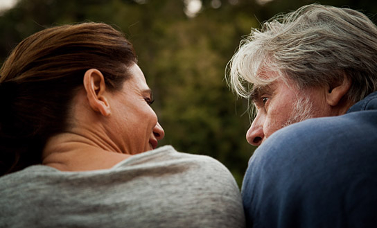 Bibiana Beglau, Peter Simonischek in "CRESCENDO #makemusicnotwar" (2019); Quelle: Camino Filmverleih, DFF, © CCC Filmkunst, Foto: Oliver Oppitz