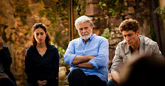 Sabrina Amali, Peter Simonischek, Daniel Donskoy (v.l.n.r.) in "CRESCENDO #makemusicnotwar" (2019); Quelle: Camino Filmverleih, DFF, © CCC Filmkunst, Foto: Oliver Oppitz