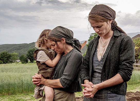 Maria Simon (Mitte), Valerie Pachner (rechts) in "Ein verborgenes Leben" (2019); Quelle: Pandora Film, DFF, © Reiner Bajo