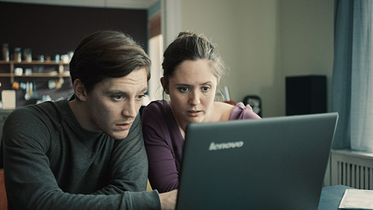 Jonas Nay, Emily Cox in "Nur ein Augenblick" (2019); Quelle: farbfilm verleih, DFF, © Sören Schulz, neue impuls film