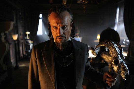 Christian Berkel in "Die Wolf-Gäng" (2020); Quelle: Sony Pictures Entertainment Deutschland, DFF, © Bernd Spauke, Sony Pictures Entertainment Deutschland GmbH, Rat Pack Filmproduktion GmbH