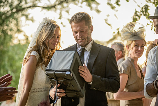 Stefanie Stappenbeck (links), Til Schweiger bei den Dreharbeiten zu "Die Hochzeit" (2019); Quelle: Warner Bros. Pictures Germany, DFF, © Barefoot, Warner Bros., Anke Neugebauer