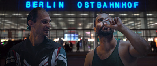 Bozidar Kocevski (rechts) in "Darkroom" (2019); Quelle: missingFILMs, DFF, © missingFILMs