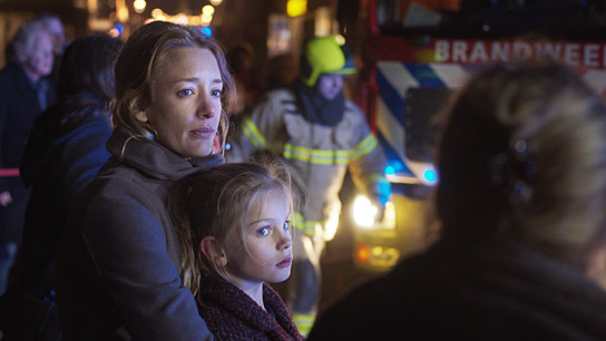 Noortje Herlaar (links), Vita Heijmen (2.v.l.) in "Romys Salon" (2019); Quelle: Farbfilm Verleih, DFF, © Melle van Essen