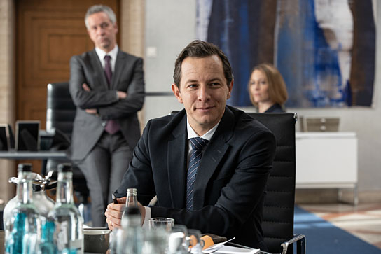 Trystan Pütter (vorne) in "Bad Banks" [Staffel 2, Episode 4] (2020); Quelle: ZDF, DFF, © ZDF, Fabrizio Maltese 