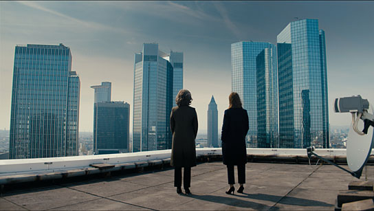 Désirée Nosbusch, Paula Beer (v.l.n.r.) in "Bad Banks" [Staffel 2, Episode 6] (2020); Quelle: ZDF, DFF, © ZDF, Letterbox Filmproduktion