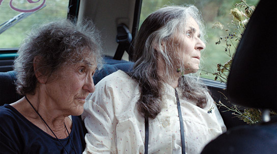 Monika Zimmering, Jalda Rebling (v.l.n.r.) in "Neubau" (2019); Quelle: Edition Salzgeber, DFF, © Schuldenberg Films, Smina Bluth