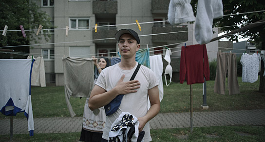 Alexander Wertmann in "Masel Tov Cocktail" (2020); Quelle: Filmfestival Max Ophüls Preis 2020, © Nikolaus Schreiber