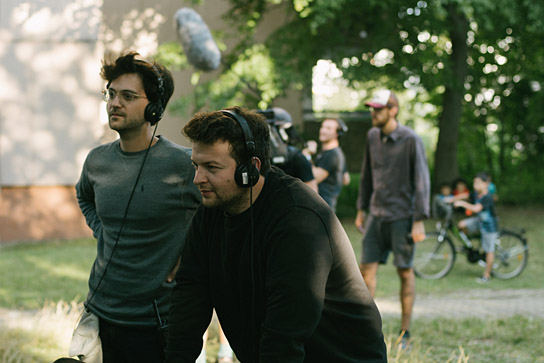Mickey Paatzsch, Arkadij Khaet (v.l.n.r.) bei den Dreharbeiten zu "Masel Tov Cocktail" (2020); Quelle: Filmfestival Max Ophüls Preis 2020