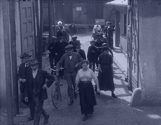 Screenshot aus "Arbeiter verlassen das Leitzwerk" (1915)