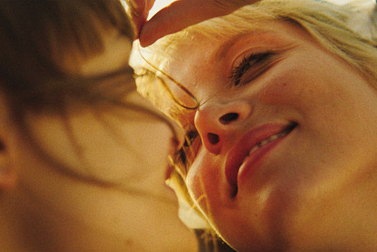 Lena Urzendowsky, Jella Haase (v.l.n.r.) in "Kokon" (2020); Quelle: Edition Salzgeber, DFF, © Martin Neumeyer, Jost Hering Film