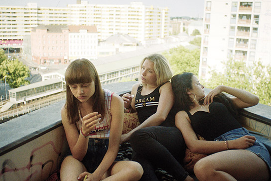 Lena Urzendowsky, Lena Klenke, Elina Vildanova (v.l.n.r.) in "Kokon" (2020); Quelle: Edition Salzgeber, DFF, © Martin Neumeyer, Jost Hering Film