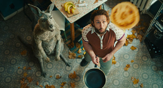 Dimitrij Schaad in "Die Känguru-Chroniken" (2020); Quelle: X Verleih, DFF, © X Filme, X Verleih