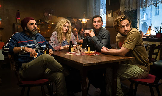 Adnan Maral, Rosalie Thomass, Tim Seyfi, Dimitrij Schaad (v.l.n.r.) in "Die Känguru-Chroniken" (2020); Quelle: X Verleih, DFF, © Stephan Rabold, X Filme, X Verleih