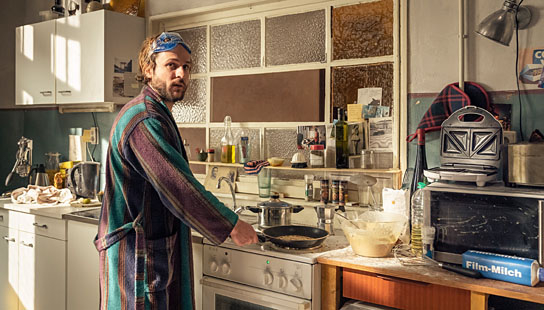 Dimitrij Schaad in "Die Känguru-Chroniken" (2020); Quelle: X Verleih, DFF, © Julia Terjung, X Filme, X Verleih
