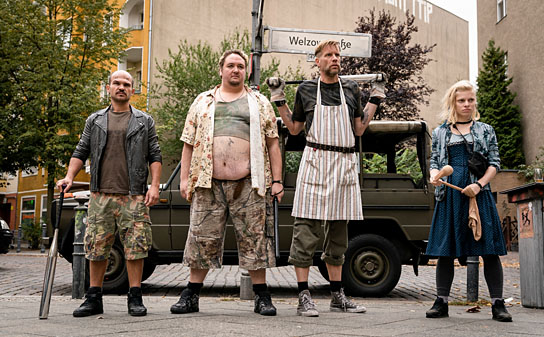 Moritz Katzmair, Daniel Zillmann, Fred Aaron Blake, Janina Agnes Schröder (v.l.n.r.) in "Die Känguru-Chroniken" (2020); Quelle: X Verleih, DFF, © Stephan Rabold, X Filme, X Verleih