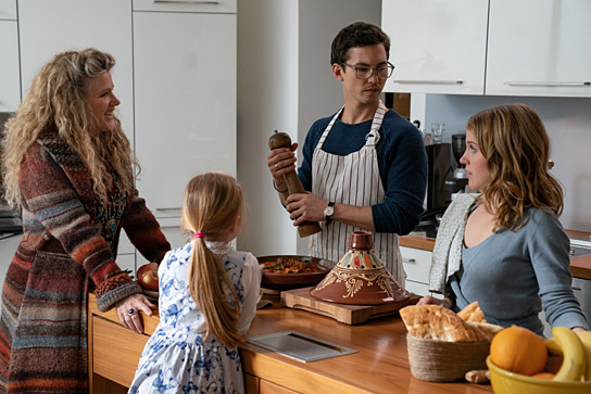 Barbara Sukowa, Julia/Luise Gleich, Tim Oliver Schultz, Paula Kalenberg (v.l.n.r.) in "Enkel für Anfänger" (2019); Quelle: StudioCanal, DFF, © StudioCanal GmbH, Wolfgang Ennenbach