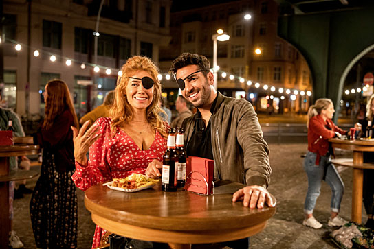 Palina Rojinski, Elyas M'Barek in "Nightlife" (2020); Quelle: Warner Bros. Pictures Germany, DFF, © 2019 Warner Bros. Ent., Frédéric Batier