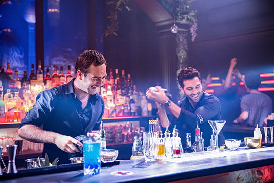 Frederick Lau, Elyas M'Barek (v.l.n.r.) in "Nightlife" (2019); Quelle: Warner Bros. Pictures Germany, DFF, © 2019 Warner Bros. Ent., Frédéric Batier