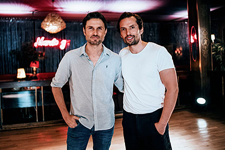 Simon Verhoeven (Regie), Quirin Berg (Produktion) (v.l.n.r.) bei den Dreharbeiten zu "Nightlife" (2020); Quelle: Warner Bros. Pictures Germany, DFF, © 2019 Warner Bros. Ent., Paul Ripke