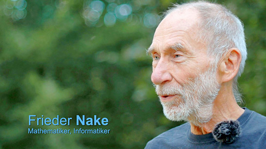 Prof. Dr. Frieder Nake in "Etüde über die Zeit" (2019); Quelle: Werner Biedermann, © Werner Biedermann