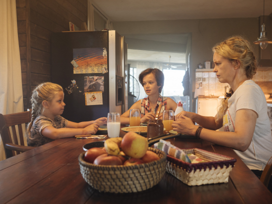 Katerina Lipovska, Adelia Ocleppo, Nina Hoss (v.l.n.r.) in "Pelikanblut - Aus Liebe zu meiner Tochter" (2019)