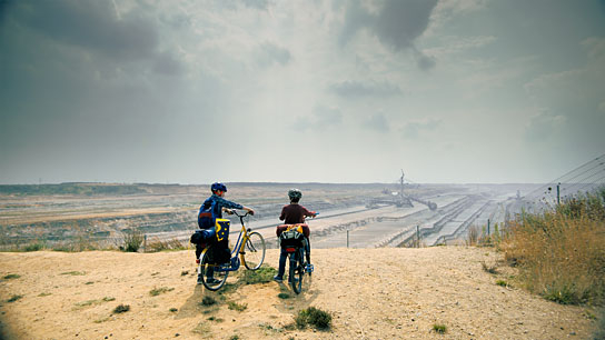 Yoran Leicher, Sobhi Awad (v.l.n.r.) in "Zu weit weg" (2019); Quelle: farbfilm verleih, DFF, © Weydemann Bros. GmbH, Monika Plura