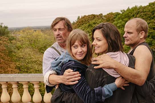 Jan Sosniok, Felicitas Woll, Janina Uhse, Matthias Klimsa (v.l.n.r.) in "Berlin, Berlin - Der Kinofilm" (2020); Quelle: Constantin Film Verleih, DFF, © 2019 Constantin Film Verleih, Stefan Erhard