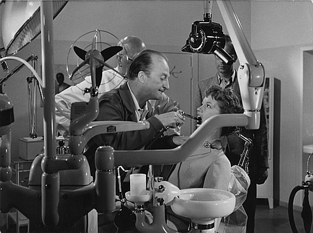 Kurt Hoffmann (2.v.l.), Liselotte Pulver bei den Dreharbeiten zu "Heute heiratet mein Mann" (1956)