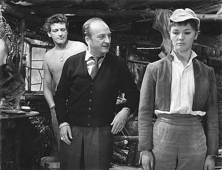 Carlos Thomson, Kurt Hoffmann, Liselotte Pulver (v.l.n.r.) bei den Dreharbeiten zu "Das Wirtshaus im Spessart" (1957)