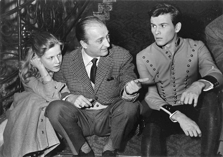 Heidi Brühl, Kurt Hoffmann, Horst Buchholz (v.l.n.r) bei den Dreharbeiten zu "Die Bekenntnisse des Hochstaplers Felix Krull" (1957)