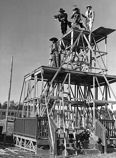 Luis Trenker (rechts) bei den Dreharbeiten zu "Der Kaiser von Kalifornien" (1936)