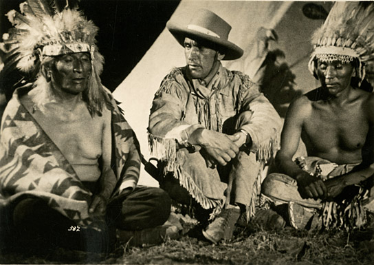 Luis Trenker (Mitte) in "Der Kaiser von Kalifornien" (1936)
