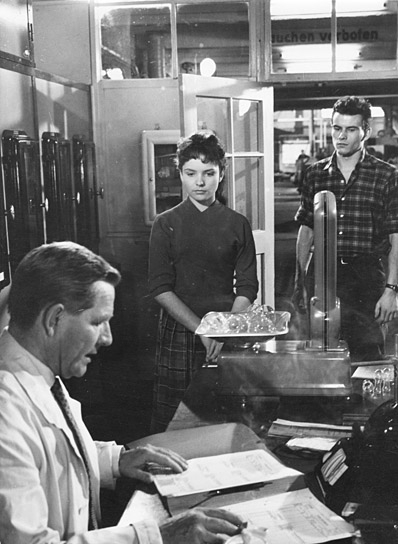 Kurt Waitzmann, Barbara Frey, Horst Buchholz (v.l.n.r.) in "Endstation Liebe" (1958); Quelle: DFF