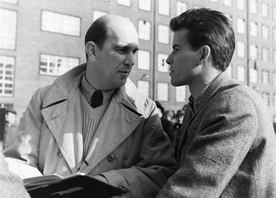 Georg Tressler, Horst Buchholz (v.l.n.r.) bei den Dreharbeiten zu "Endstation Liebe" (1958)