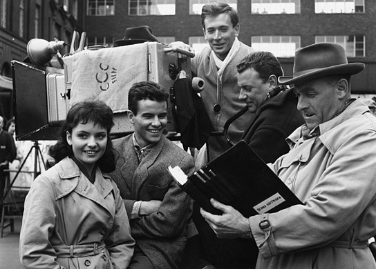 Barbara Frey, Horst Buchholz (2.v.l.), Helmuth Ashley (2.v.r.), Benno Hoffmann (rechts) bei den Dreharbeiten zu "Endstation Liebe" (1958)